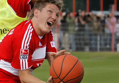 Schweinsteiger được mời khoác áo đội... bóng rổ