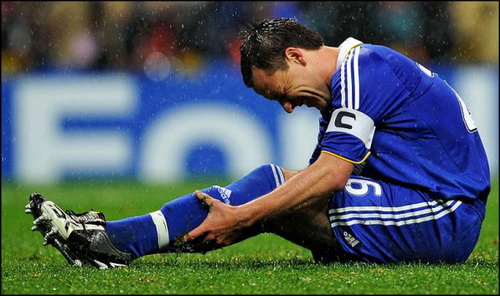 John Terry chấn thương, HLV tuyển Anh... nhẹ đầu