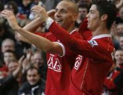 Ronaldo úp mở chuyện trở lại Man Utd với Rio Ferdinand