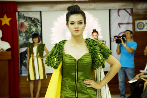 Chân dài Đại học HUTECH khởi động thi thiết kế thời trang