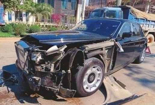 Rolls-Royce Phantom lại tiếp tục gặp hạn