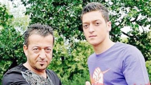 Mesut Oezil “lột xác”, thân phụ lo sốt vó
