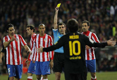 Messi lần đầu tiên bị cấm thi đấu