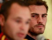 Video: Iniesta và Casillas xuống đường đi xin chữ ký