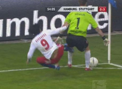 Guerrero đạp thủ môn đối thủ ngay trên sân