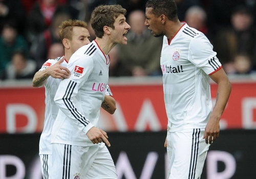 Mueller hục hặc với Boateng ngay trên sân