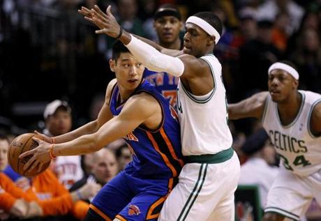 Rajon Rondo tỏa sáng giúp Boston Celtics hạ gục Knicks của Jeremy Lin