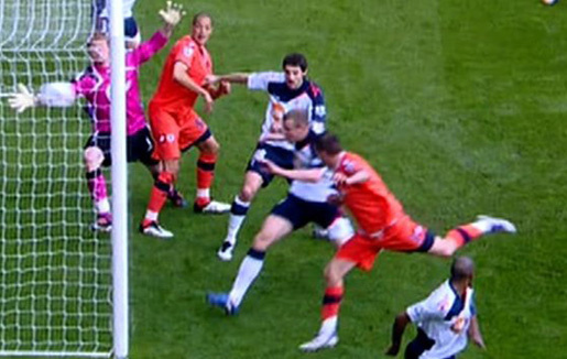 Áp dụng công nghệ vào bóng đá: Không thể thờ ơ