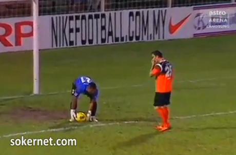 Thủ môn trả giá đắt vì làm trò phút cuối