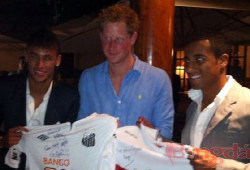 Neymar được Hoàng tử Anh ký tặng áo đấu