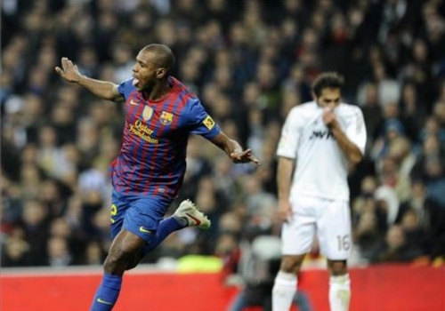 Eric Abidal vẫn có thể chơi bóng sau khi phẫu thuật