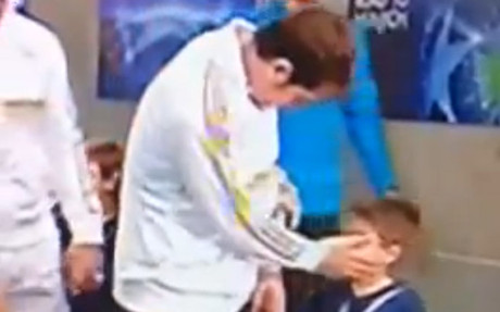 Video: Casillas ngoái mũi trước máy quay truyền hình rồi sau đó...