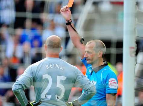 Reina bị thẻ đỏ là đúng