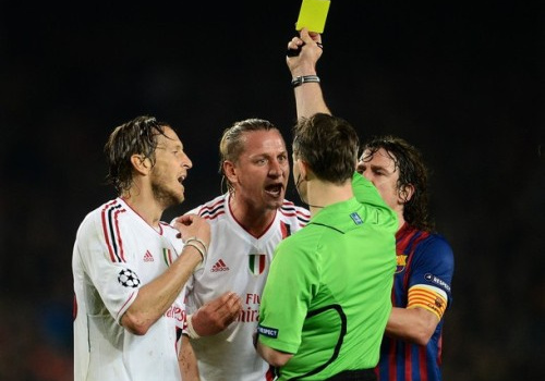 Barca – Milan: Hãy để bóng đá ngoài cuộc chiến của sự thật và giả dối!