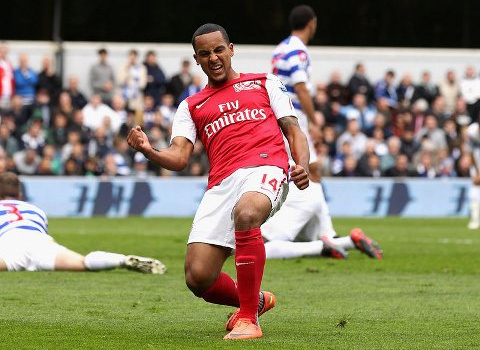 Walcott khiêu chiến Man City