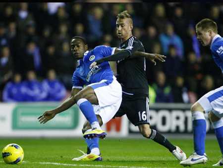 Chelsea vượt qua Wigan đầy nhọc nhằn và may mắn