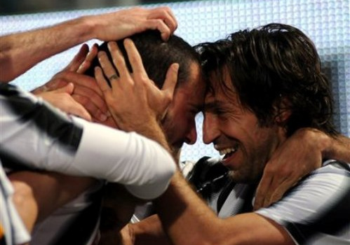 Thắng Palermo, Juve chính thức vượt mặt Milan