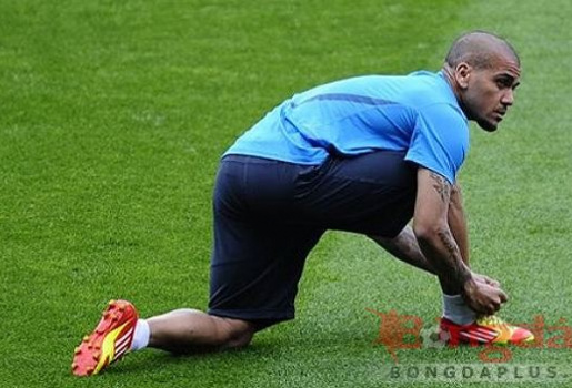 Alves chấn thương, cơ hội cho Montoya