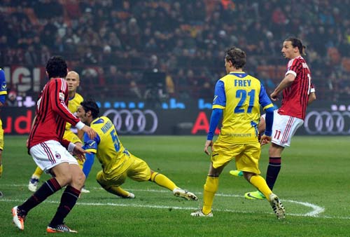 01h45 ngày 11/04, Chievo vs Milan: Lấy lại vị thế