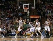 Video NBA: Hai cầu thủ Spurs cũng không thể cản được Favors úp rổ