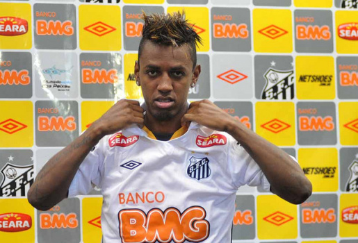 Thêm một cầu thủ bất tỉnh trên sân