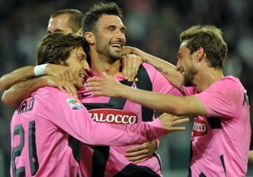 Juventus tiến sát Scudetto: Rũ bùn đứng dậy sáng lòa…