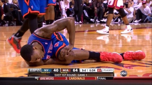 Chấn thương tương tự Derrick Rose, Iman Shumpert ngồi ngoài xem play-off