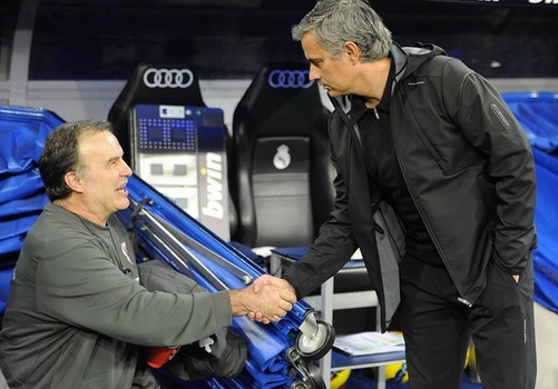 Bielsa vs. Mourinho: Cuộc chiến của những gã điên...