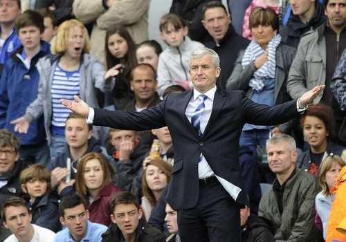 Sir Alex đặt vận mệnh M.U vào tay... Mark Hughes