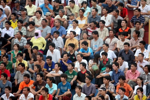 Vấn nạn Cổ Động Viên “phun châu nhả ngọc” trên sân Bình Dương: Không thể tiếp tục làm ngơ!