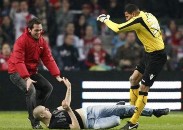 Video Europa League: Hai cổ động viên quá khích gián đoạn trận đấu