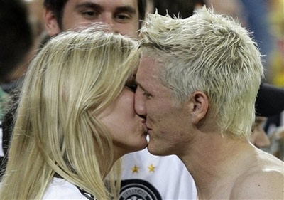 Chùm Ảnh: Những nụ hôn khó quên tại các kỳ EURO