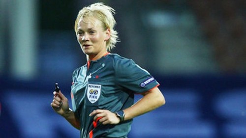 Nữ trọng tài số 1 của Đức Bibiana: Con mồi tình dục trong mắt đám dê xồm