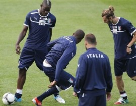 Video: Balotelli ghi bàn trong buổi tập của tuyển Italia