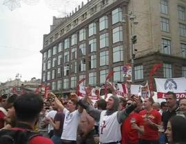 Video: Cổ động viên Anh & Thụy Điển cùng hát Wonderwall tại khu fanzone (Kiev)