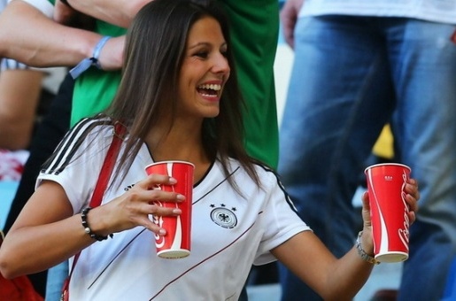 WAGs Đức biến khán đài EURO thành chợ