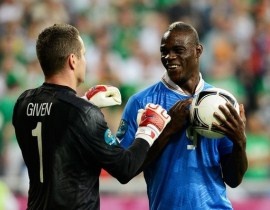 Video Euro 2012: Balotelli ghi bàn thắng đầu tiên tại Euro 2012 với một cú vô-lê đẹp mắt