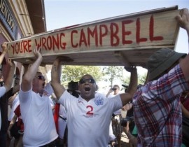 Video EURO 2012: CĐV Anh réo gọi tên Sol Campbell trong quan tài