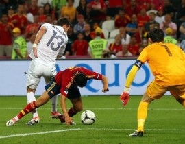 Video EURO 2012: Xem kỹ lại pha té ngã điệu nghệ của Pedro (vs Pháp)