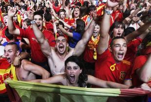 Video EURO 2012: CĐV hồi hộp theo dõi loạt penalty ở khu vực Fanzone