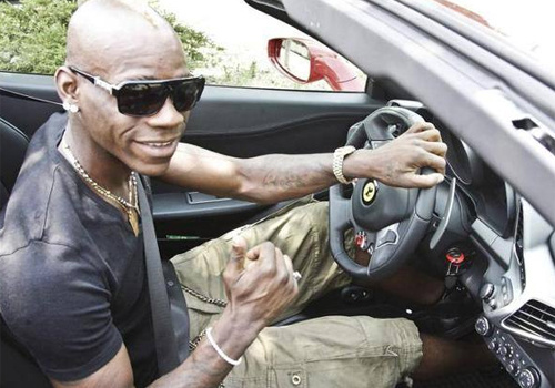 Balotelli phóng siêu xe về thăm bố mẹ