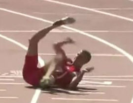 Video: Pha gãy chân kinh hoàng trên đường chạy nước rút