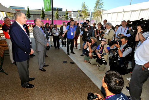 Chủ tịch ủy ban Olympic quốc tế tới thăm làng Olympic
