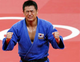 Nhà vô địch judo cúi lạy HLV