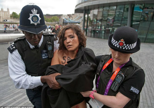 4 người đẹp ngực trần làm loạn Olympic 2012