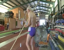 Video: Cụ ông 90 tuổi lập kỷ lục thế giới môn nhảy sào