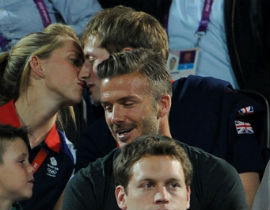 Bố con Becks 'làm nền' cho cặp VĐV hôn nhau