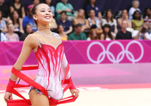 'Búp bê' thể dục diễn 'hăng' rơi cả giầy