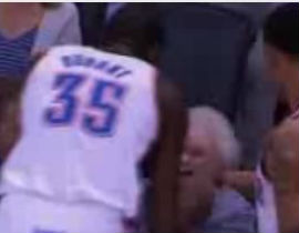 Video NBA: CĐV cao tuổi bất ngờ nhận quà từ Durant