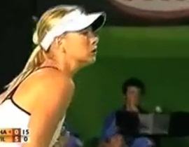 Video: Sharapova và cú smash thẳng vào người Serena Williams